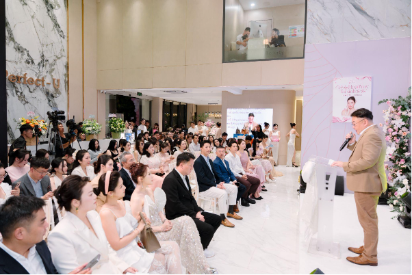 Buổi lễ khai trương có sự hiện diện của nhiều khách mời (Ảnh: Perfect-U).